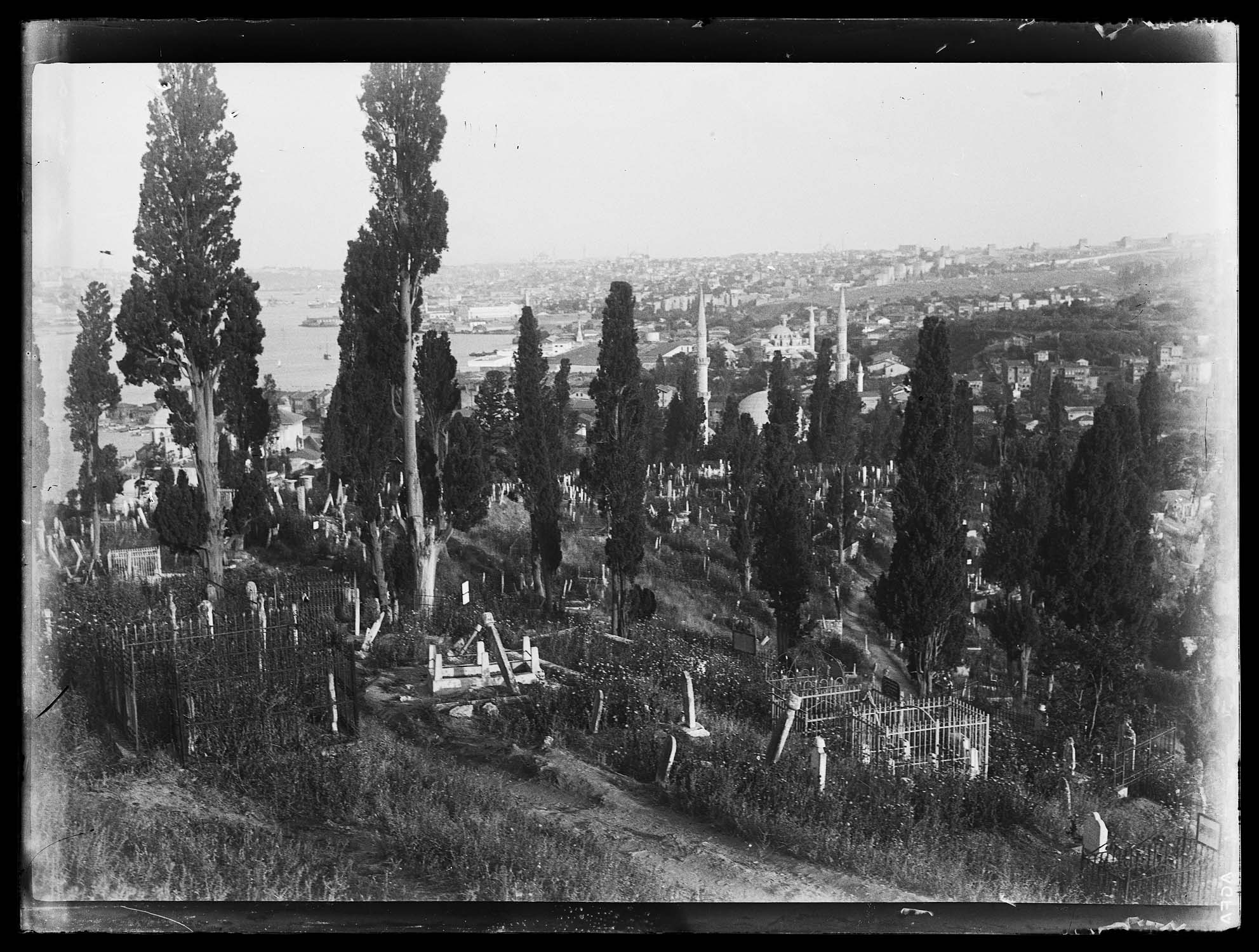 Vue vers la Corne d'Or, avec le cimetière au premier plan